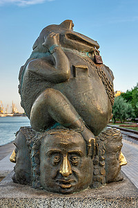 乌克兰别尔江斯克堤坝上的蟾蜍纪念碑