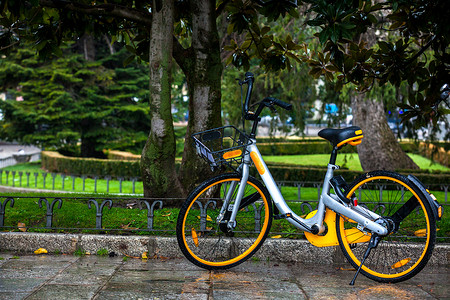 公共自行车摄影照片_雨天停放的出租公共自行车