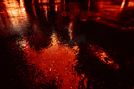 雨后的纽约街道，湿沥青上倒影