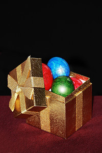 礼品盒中的复活节彩蛋