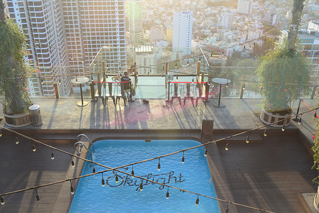 Skylight 是越南第一家屋顶海滩俱乐部 Skylight 的玻璃天桥位于 43 层的泳池甲板上