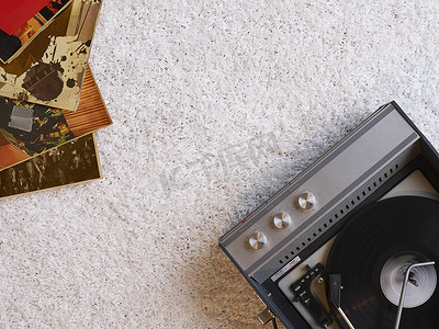 器材音乐摄影照片_从上面看地板上的唱片播放器和黑胶唱片