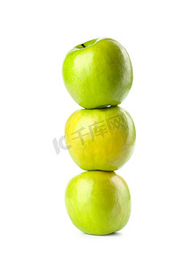 露水摄影照片_孤立的三个青苹果