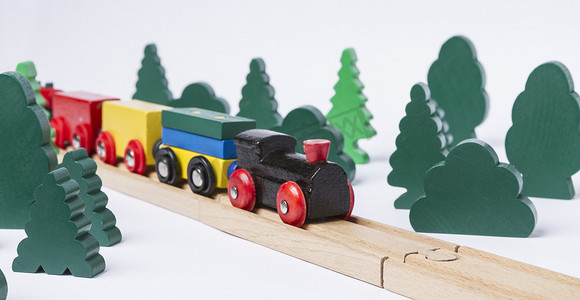 乡村景观中的木制玩具火车
