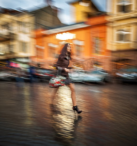 雨后走在街上的女人