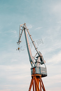 以天空为背景和复制空间的红白建筑起重机