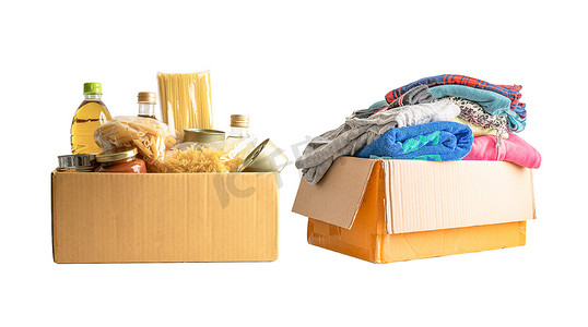 储存食品摄影照片_用于捐赠的食品和旧衣服隔离在白色背景、储存和交付中。