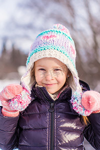 白雪皑皑的森林里戴着冬帽的小可爱女孩的画像