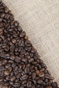 粗麻布背景用咖啡豆。