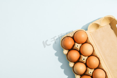 白色背景纸盒中的生鸡蛋很少，文字空间