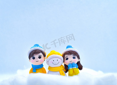 旅游业和旅行概念：冬天雪的微型人和小雪人