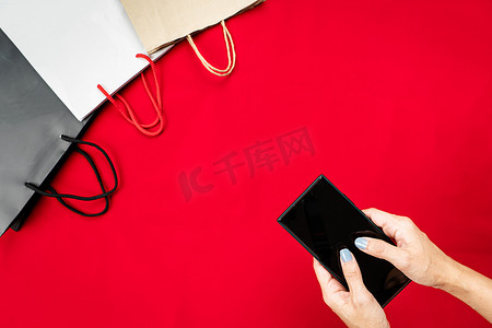 黑色星期五促销，女性在智能手机上进行网上购物