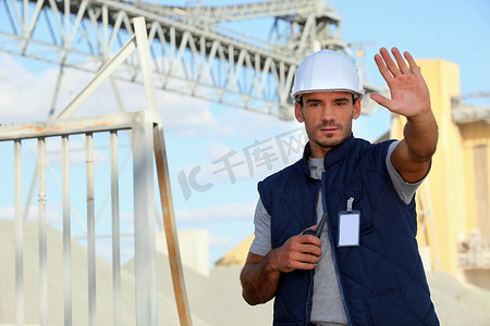 建筑工地上的工人挥舞着他的手
