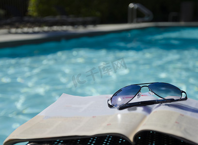 杂志社摄影照片_泳池边的太阳镜
