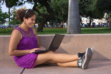 秘鲁利马公园里带笔记本电脑的年轻秘鲁妇女
