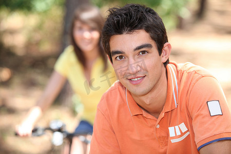 周而复始摄影照片_年轻人在森林里骑自行车