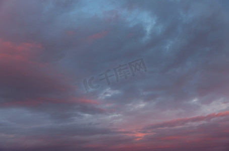 梦幻云背景摄影照片_戏剧性的天空与云在日落