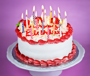 生日快乐庆祝蛋糕摄影照片_点着蜡烛的生日蛋糕