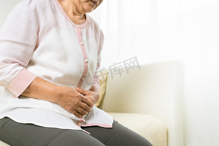 肠胃摄影照片_老妇在家胃痛，老年人的医疗保健问题