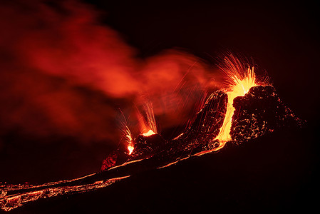 Fagradalsfjall 火山喷发在晚上，冰岛