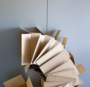 纸箱开箱堆叠在弯曲的圆形上