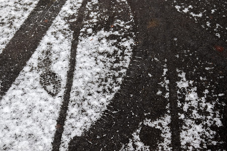 德国一条小路上柏油路上的脏雪迹