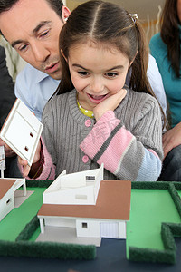 模型房子摄影照片_模型房子惊奇的小女孩