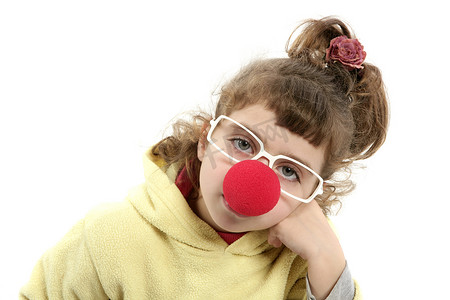 悲伤的小丑鼻子戴大眼镜的小女孩