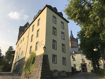 克莱因蓝水波底纹摄影照片_德国克莱沃的施瓦嫩堡城堡