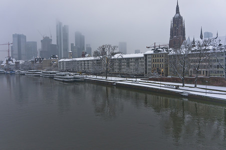 法兰克福，雪天城市景观，莱茵河，德国，欧洲