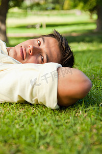 记忆棉头枕摄影照片_表情严肃的男人躺在头枕的一侧