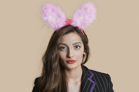 彩色背景中一位戴着兔耳的漂亮年轻女子的画像