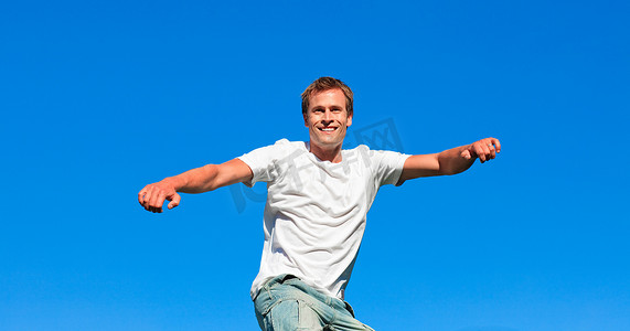 一个白人男子在户外空中跳跃的肖像