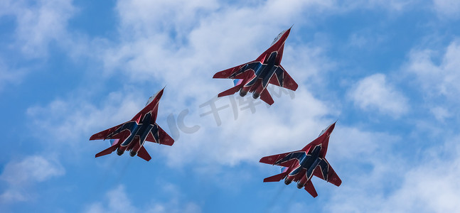 MIG-29 喷气式战斗机中队在航展期间飞行