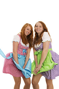 两个巴伐利亚打扮的女孩与风搏斗