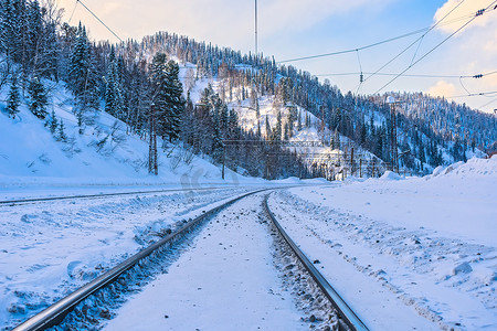 冬季穿越雪山的铁路