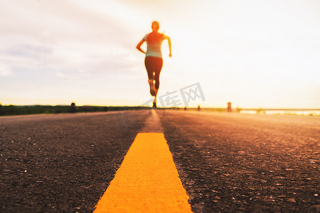 马拉松日落训练中跑在路上的运动员