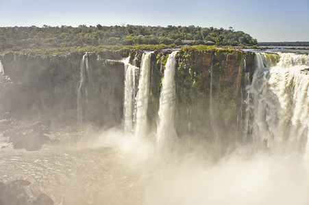 蓝天瀑布摄影照片_伊瓜苏瀑布，巴西，南美洲