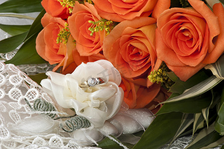 “结婚礼物、结婚戒指和玫瑰”