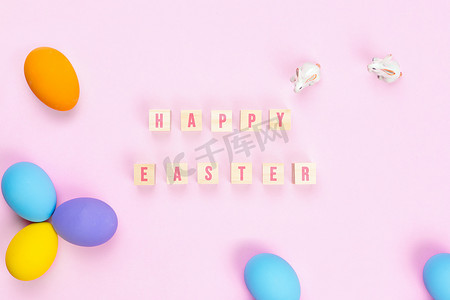 友谊装饰摄影照片_复活节小兔子，粉红色黑色装饰鸡蛋