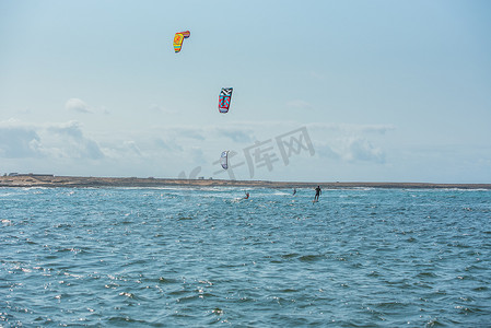 2020 年夏季，金发女郎在富埃特文图拉岛埃尔科蒂略的 Playas de los Charcos 进行实用的风筝冲浪。