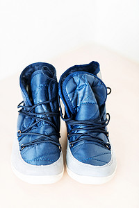 一双深蓝色女靴，鞋带竖