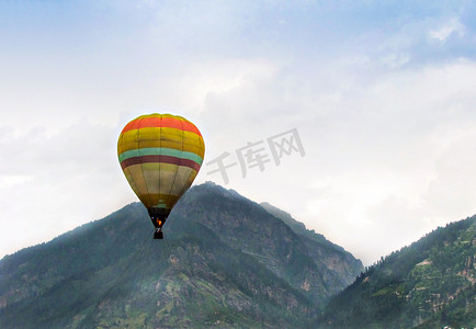 印度喜马偕尔邦 Manali 蓝天清澈背景下高空热气球的孤立图像。