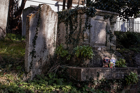 罗波那、女巨人和哈努曼站在墓地的墓碑上。