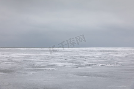 结冰的海水和地平线上的灰色天空