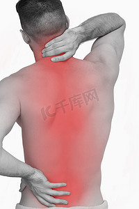 颈部疼痛的赤膊男子的后视图