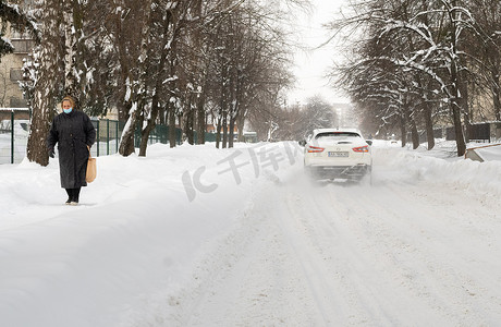 乌克兰卢茨克 — 2020年2月12日：暴风雪过后的城市街道。