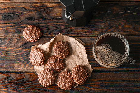 木桌上的巧克力饼干和咖啡，顶视图