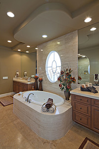豪华浴室内带圆形窗户的浴缸和水槽