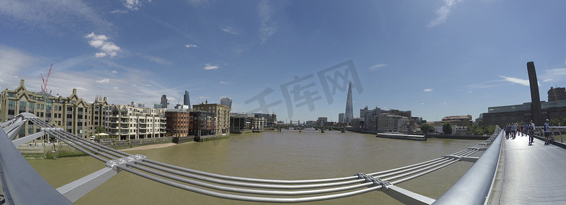 在英国伦敦一个阳光明媚的日子里，从千禧桥到碎片大厦和塔桥的景色